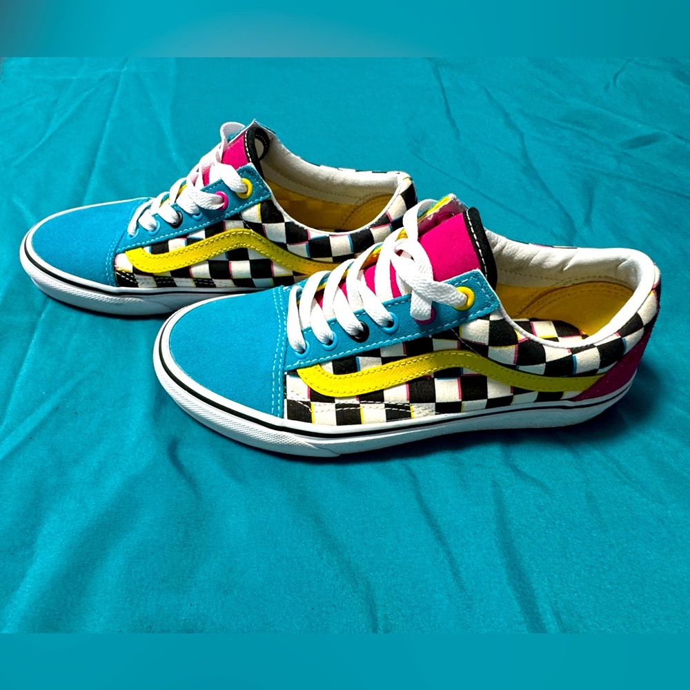 Vans checker pattern sneaker. Size men’s 5.5 / women’s 7. NEVER WORN!!!